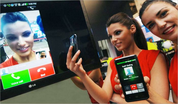 LG presentó en el MWC 2012 la primera sesión LTE del mundo con la capacidad de cambiar entre llamadas de voz y vídeo sin interrumpir la conversación