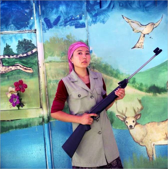El propietario de una galería de tiro en el parque de Osh. Kirguistán. 2007