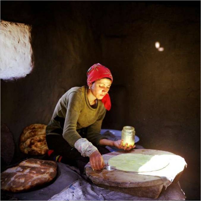 Una mujer hornea pan en un tandoor, junio de 2006