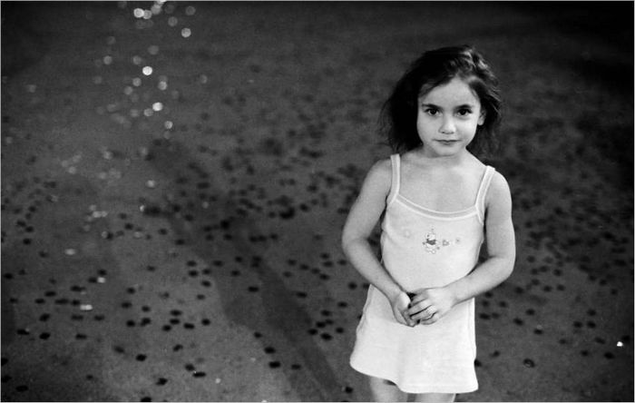 Una chica cubierta de "purpurina" después de las vacaciones. Tiflis. Georgia. 2006