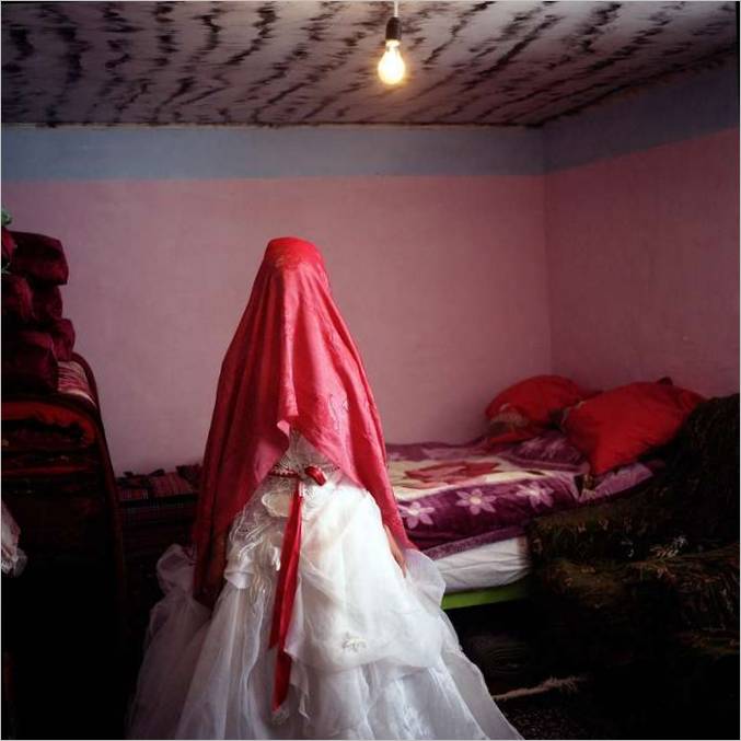 Una novia en un dormitorio. El pueblo de Khinalik. Azerbaiyán, 2009