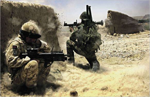 Afganistán. Soldados británicos y afganos luchando contra los talibanes