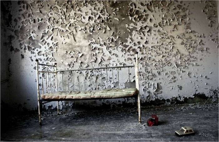 La pintura descascarillada en la pared de una sala infantil del hospital de la ciudad de Pripyat. 2006 g