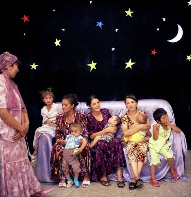 Rena Effendi. Una familia esperando su fiesta de bodas. Osh, 2007