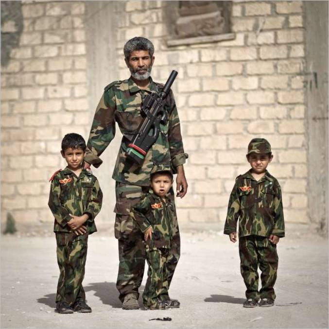 El agente de contrainteligencia libio Beshir con sus hijos. 2011 g