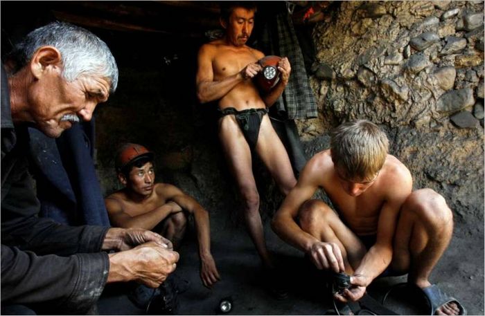 Mineros ilegales en Kirguistán preparándose para descender a la mina