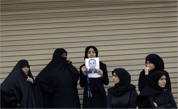 Las esposas de un hombre asesinado durante los disturbios en Bahréin. 2011 g