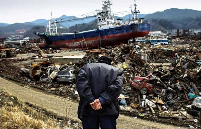Un anciano japonés observa desde una colina la ciudad de Ishinomaki, devastada por el tsunami. 2011 g